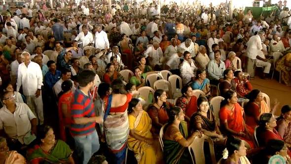 crowds amarvati foundation event
