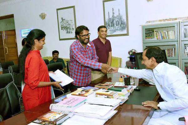 gunasekhar met kcr for rudhramadevi