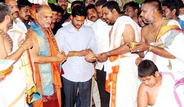 jagan at hindus temple