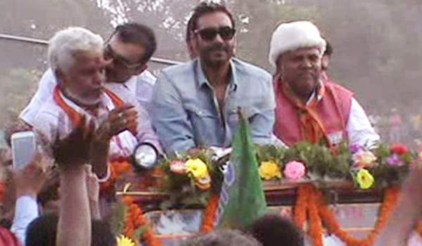 shoe thrown at ajay devgan in bjp campaign