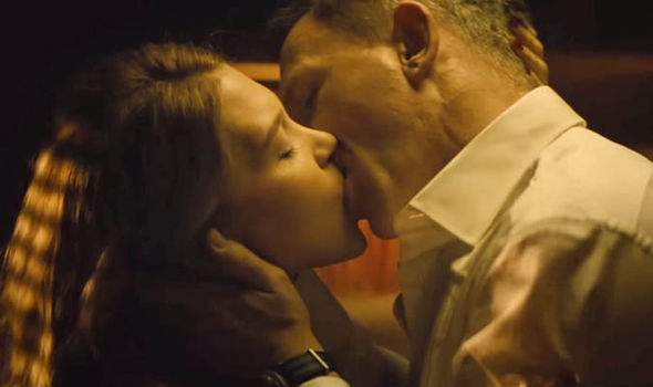 Bond-kisses-Monica-Belucci-320695