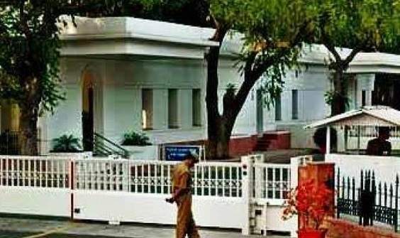 Gun shots fired near narendra modi residence