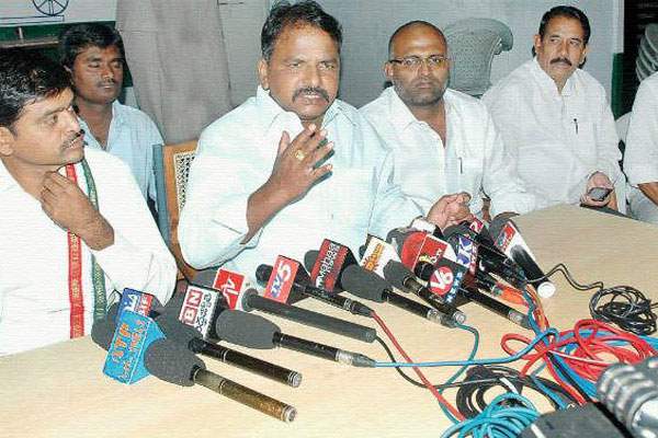 One more Ex-Minister heading to YSR Congress?