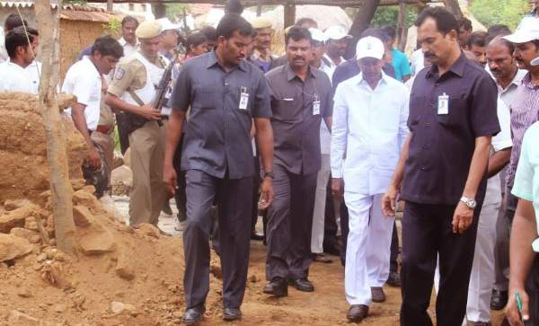 TRS party resorts to hyderabad settlers help