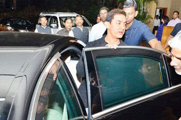 amir-Khan-car-ramps-into-two-wheeler