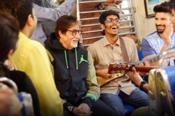 amitabh bachchan with a singer in local train