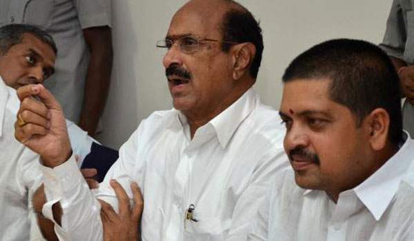 kamineni srinivas fires on ysrcp