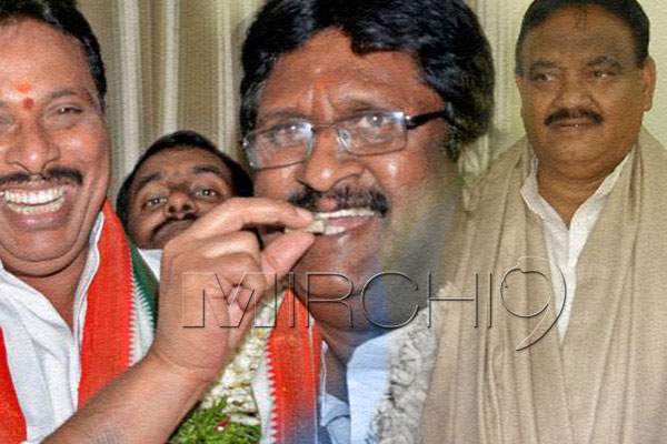 Congress MLC prabhakar TDP MLA Sayanna joining TRS