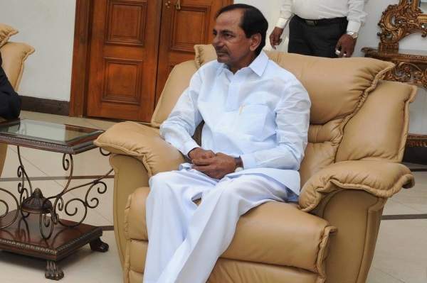 KCR welcomes Andhra students