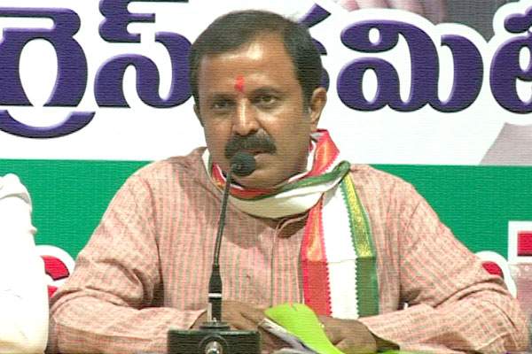 Madhu Yashki comments KCR using corruption money for Yagam