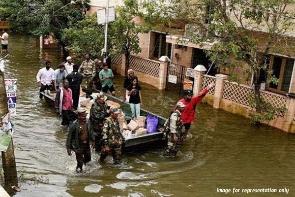 Men harasses woman in Chennai relief worksMen harasses woman in Chennai relief works