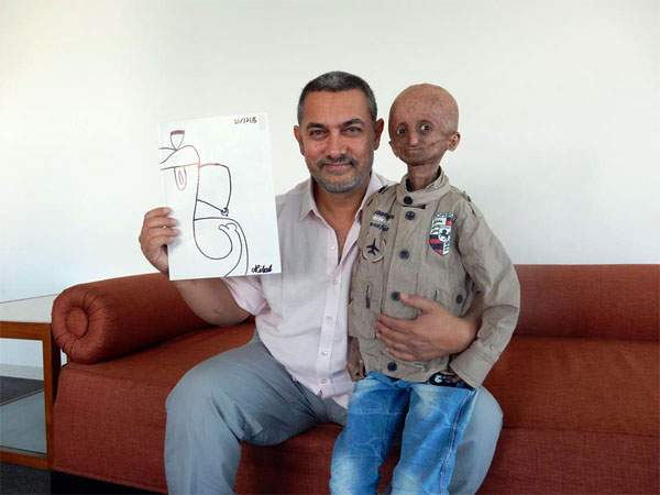 aamir khan meets old age boy with desease