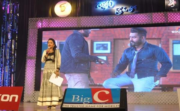 anchor suma satire on pawan kalyan fans