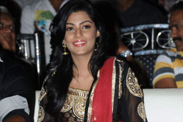 anisha ambrose in sandeep kishan 123 movie