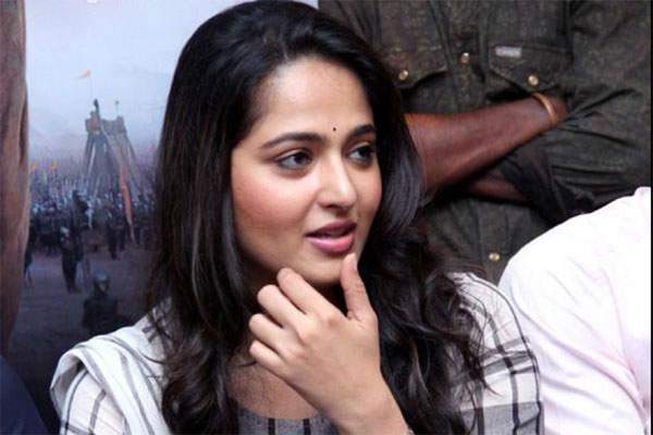 anushka shetty as house wife