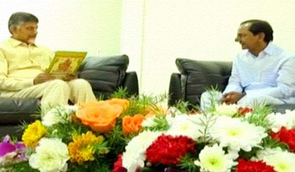 kcr meets chandrababu naidu to invite for chandi yagam
