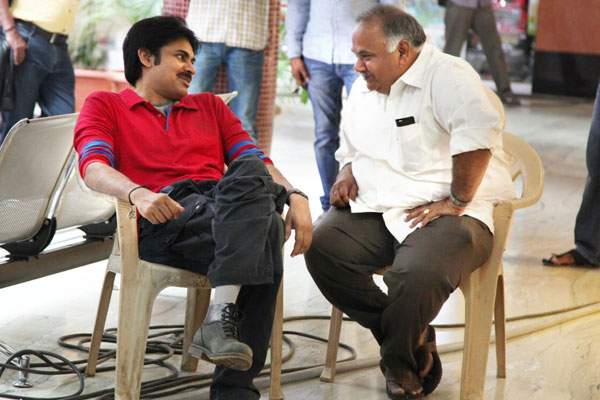 pawan kalyan chief guest for nannaku prematho audio launch