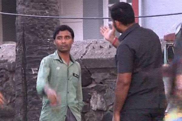 salman kahn Fan beaten up brutally for taking pics of salman khan apartment