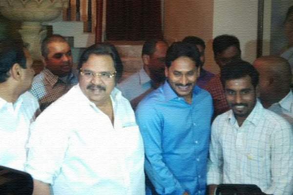 Dasari Narayana Rao met YS Jagan
