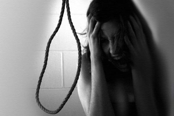 Disappointed with pimples, girl  nidhi commits suicide!