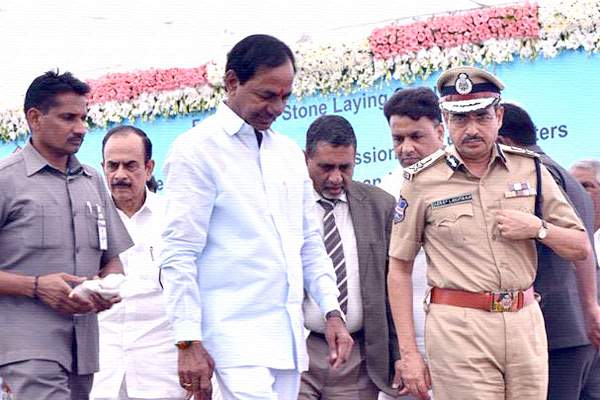 KCR goes for shopping in Hyderguda