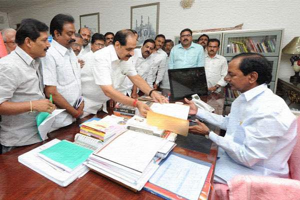 KCR reminds of Chandrababu Naidu in Telangana