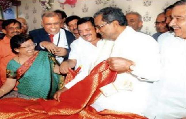 Karnataka-CM-buys saree waterproof