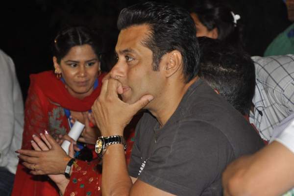 Superstar salman khan donates Rs.2.5 Cr to underprivileged