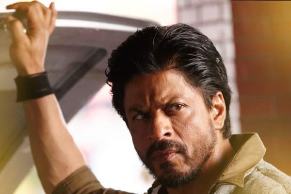 stones-thrown-at-Shahrukh-khan-car