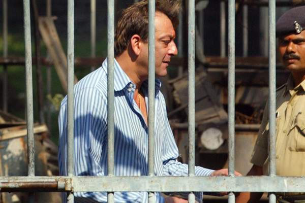 facts-behind-sanjay-dutt-still-in-jail