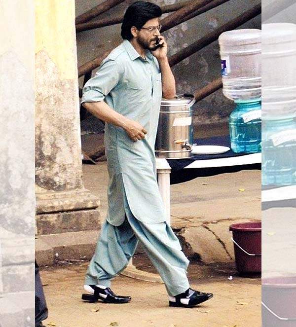 raees-shahrukh-khan-surprises-with-kurta-and-pyjama