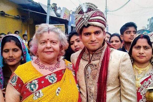 Face Book american  mom flies from US for indian wedding 