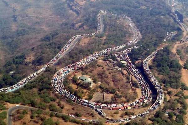 Heavy traffic on Mumbai Pune highway