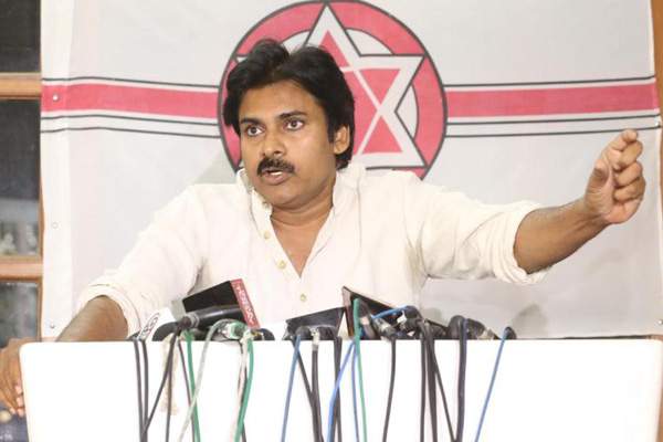 I am not parroting for Naidu's govt - Pawan Kalyan