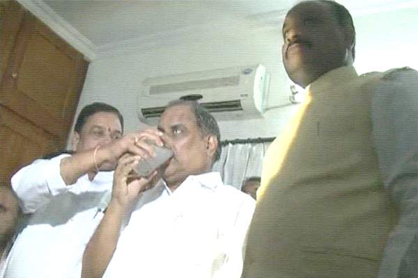 Mudragada padmanabham withdraws deeksha