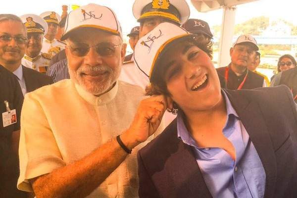 Narendra Modi pulls Akshay Kumar son's ear!