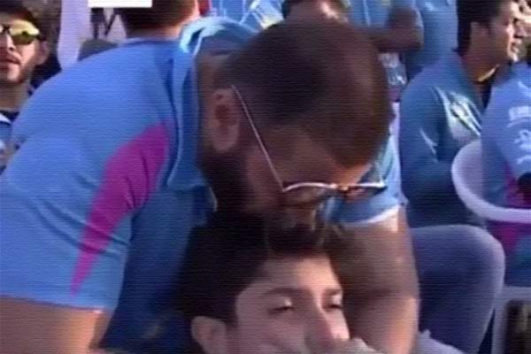 Salman's public kiss grabs attention