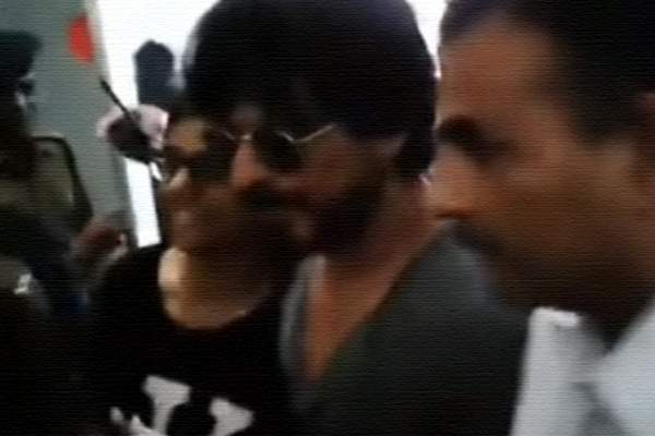 Shahrukh's-fans-struggle-for-glimpse-of-his-son