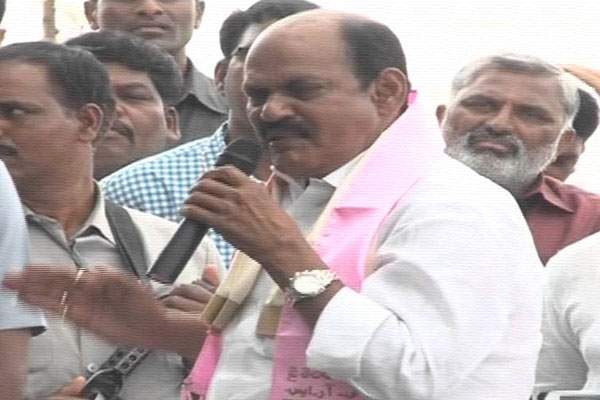 TRS MLA Bajireddy Govardhan slaps his own party MLC Bhupal Reddy