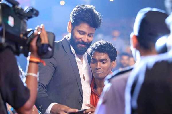 Vikram Fan at Asianet Film Awards 2016