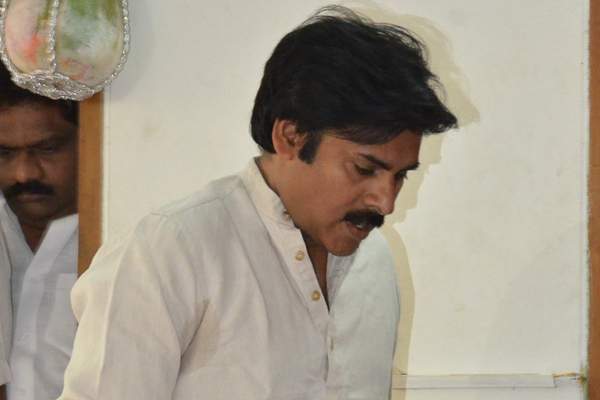 Will Powerstar give Sampath Nandi the responsibility?