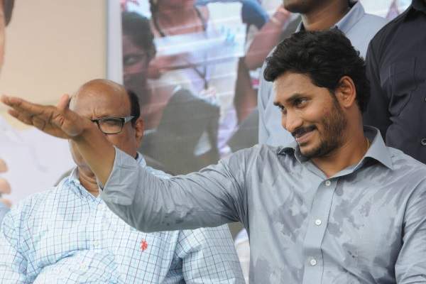 YS Jagan attends delhi cbi office