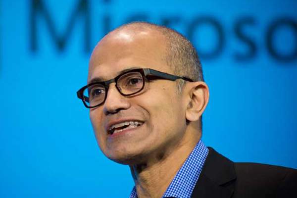 sachin tendulkar signed bat with satya-nadella-microsoft