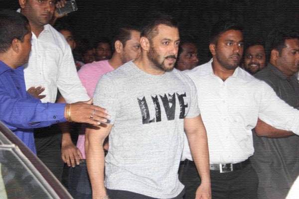 salman-slaps-bodyguard-in-front-of-hrithiks-ex