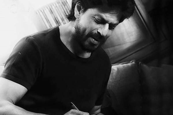 did-he-or-did-he-not-shahrukh-pays-back-50