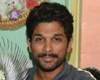 అభిమాని ఇంటికి దారేది... అల్లు అర్జున్..!