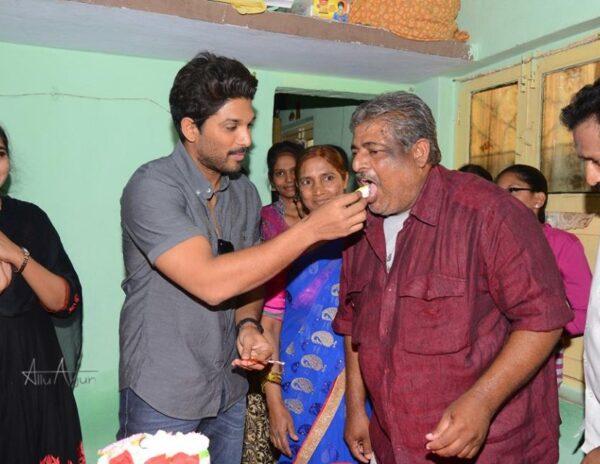 Allu Arjun Visited Senior fan of Megastar Chiranjeevi