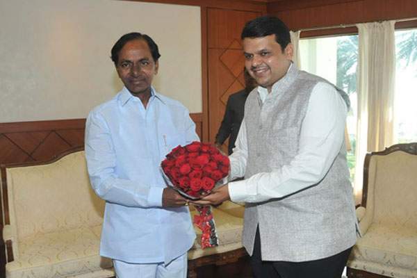 CM-KCR-meeting-with-Maharashtra-CM-fadnavis