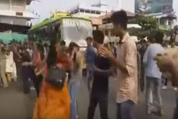 Girl beaten by woman not her mother while flash mob in Kannu