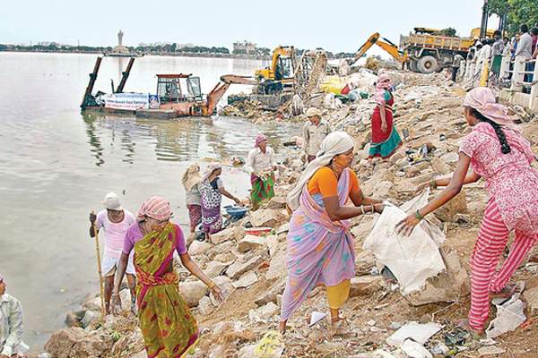 Hussainsagar cleaning hits a roadblock straight away!